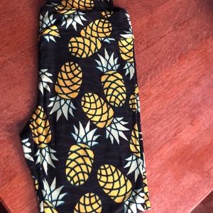 LulaRoe leggings with pineapple on them. EUC